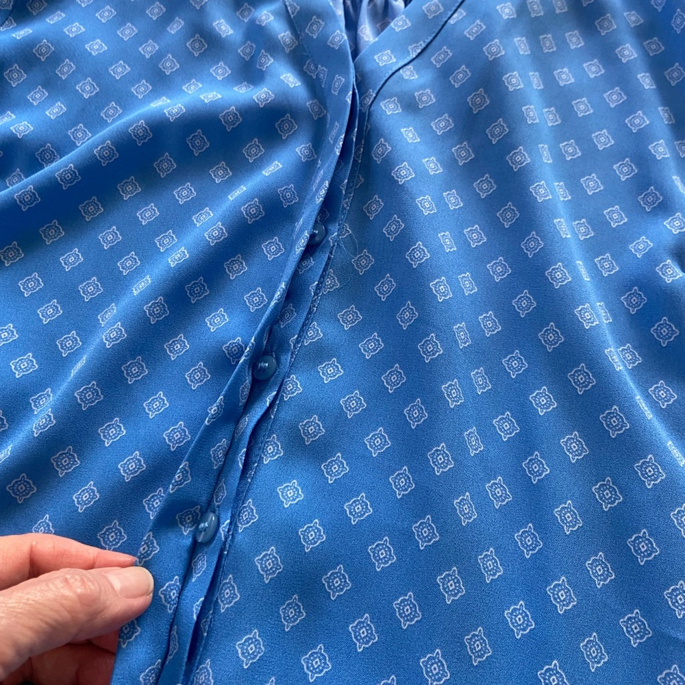 Liz Claiborne Azure and White Patterned Blouse Size LP - Picture 7 of 12